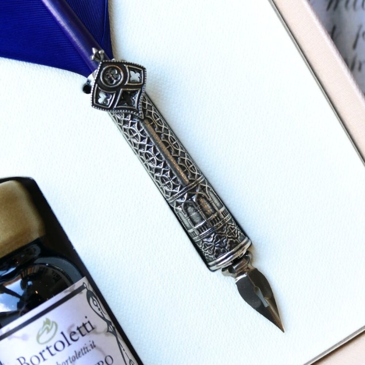 Lähikuva Bortoletti Ca 'd'Oro Quill Pen Hand-Chiselled pronssi yksityiskohdat