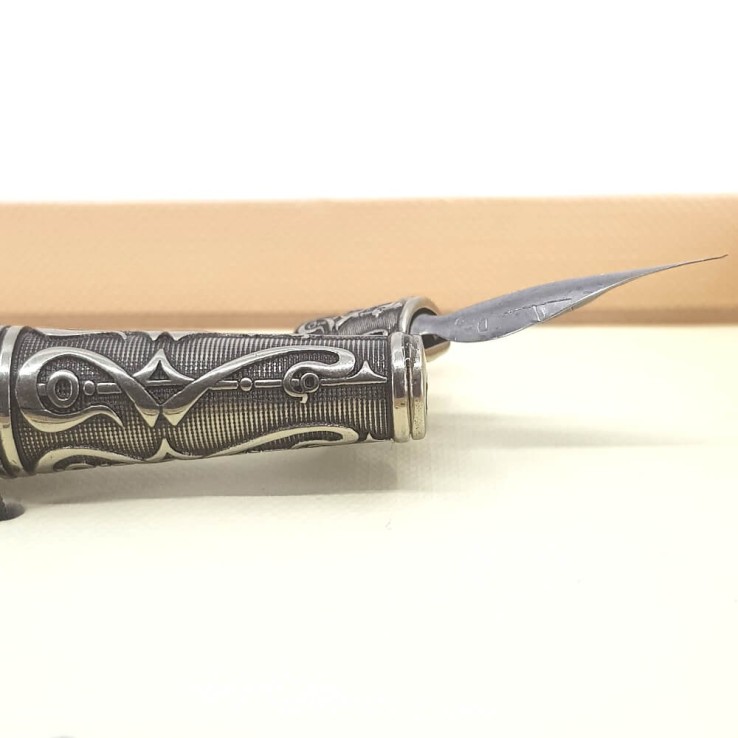 Schräger Kalligraphiestift - silbernes Glasblatt