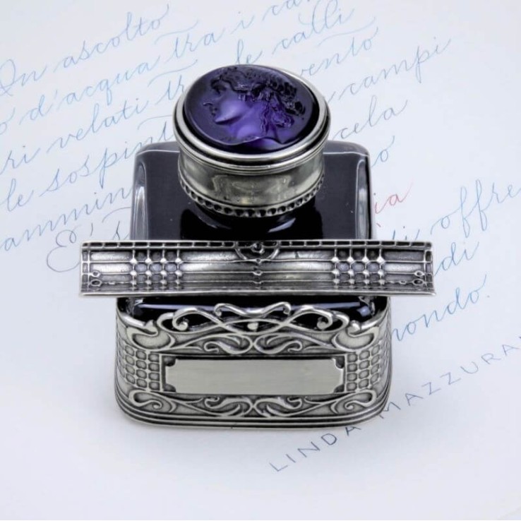 Primo piano del dettaglio del cammeo su Bortoletti Priuli Inkwell