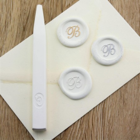 Vit vaxtätningsintryck på kuvert