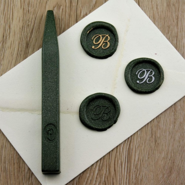 Hohtamalla metallinen vihreä vahatiiviste vaikutelman kirjekuoressa