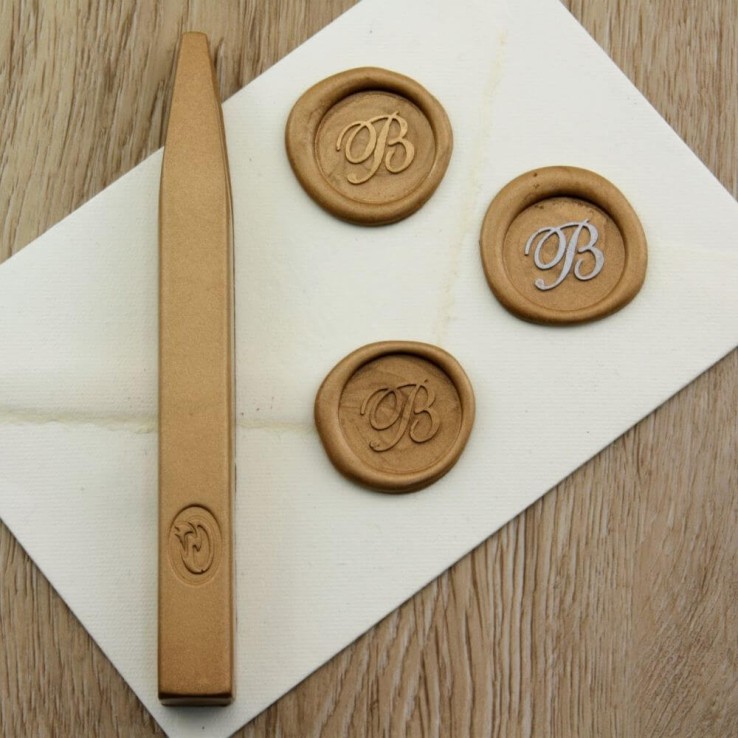 Metalen gouden wax afdichting indruk op envelop