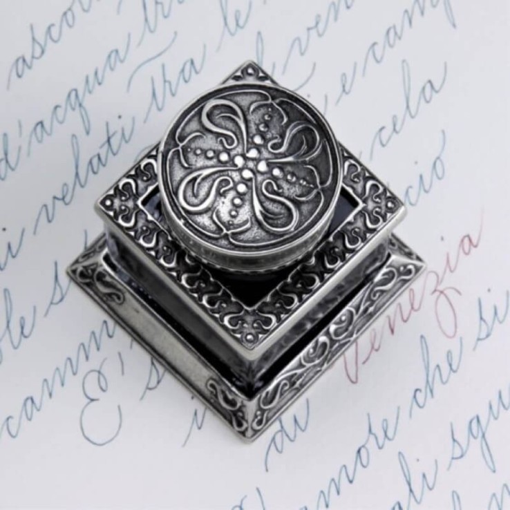 Nahaufnahme der Bronze-Schraubkappe auf Bortoletti Cal45 Glase Inkwell