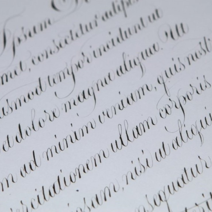 Svart spetsig bläckkalligrafi bokstäver exempel