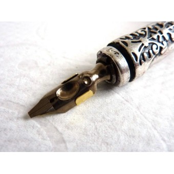 Close-up van Manuscript Ronde hand penpunt met messinginktreservoir 2